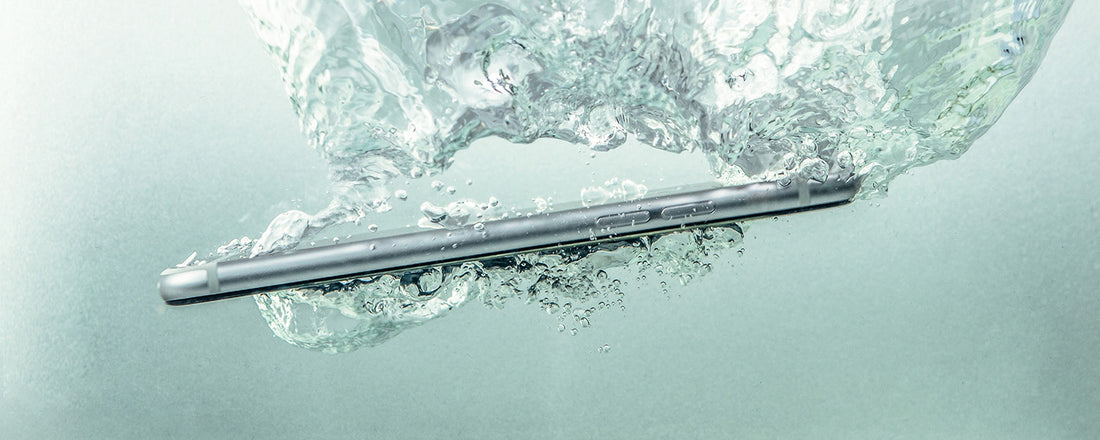 WAS TUN, WENN DAS SMARTPHONE INS WASSER GEFALLEN IST?