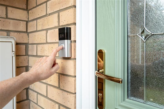 SMARTE HAUSTÜR: VORTEILE, FUNKTIONEN UND NACHRÜSTMÖGLICHKEITEN IM ÜBERBLICK